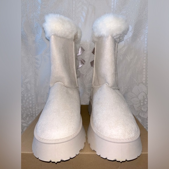 Brand new light pink platform faux fur boots with bows - Picture 2 of 5